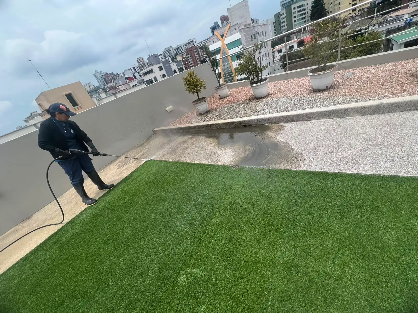Equipo SUNSU limpiando terraza y áreas verdes en altura